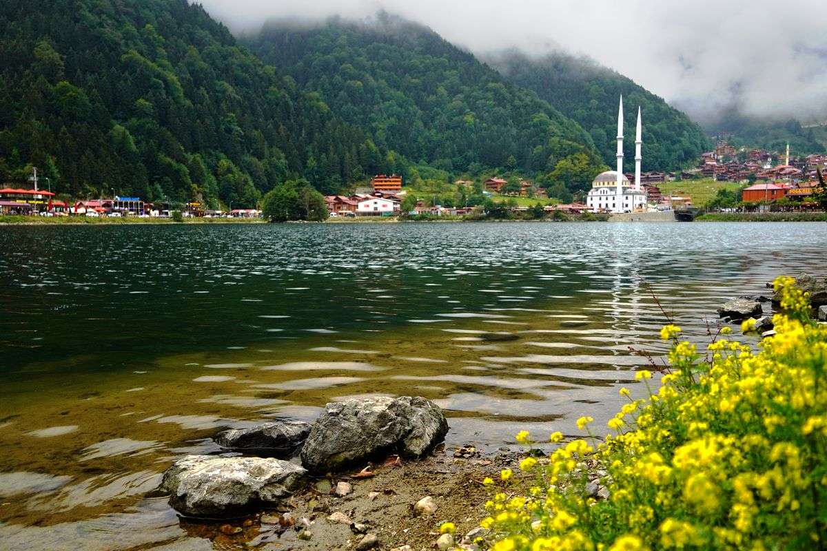 بحيرة أوزنجول (Uzungöl)، "البحيرة الطويلة"