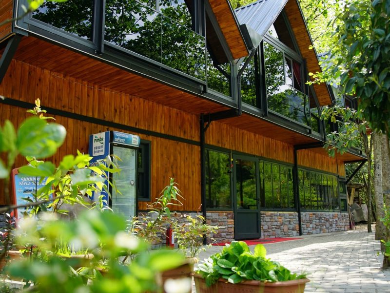 أكواخ بنغلات تنورة (Tanura Bungalows), أكواخ تنورةرعلى النهر